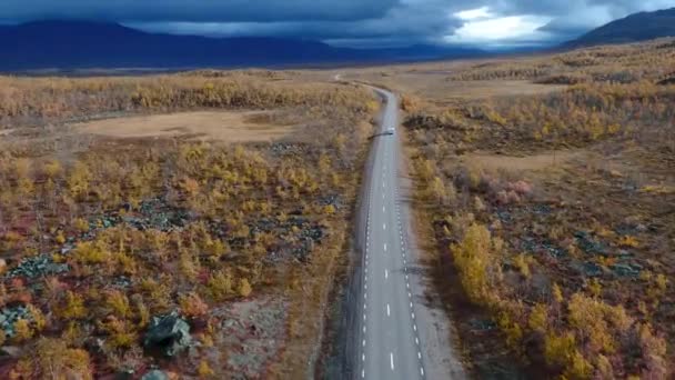 50fps drone footgage Auto Camping Caravan driving road meer Zweeds Lapland Zonnig herfstkleuren Abisko National Park Zweden — Stockvideo