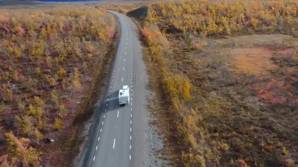 İsveç Laponya Gölü 'nü kullanan İHA Karavan Kamp Aracı İsveç Ulusal Parkı Abisko Sonbahar Renkleri — Stok video