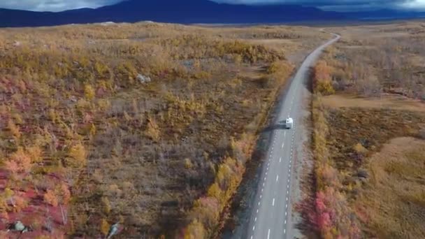 50fps drone footgage Car Camping Caravan condução estrada lago Sueco Lapônia Sunny outono cores Abisko National Park Suécia — Vídeo de Stock