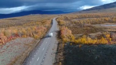 İsveç Laponya Gölü 'nü kullanan İHA Karavan Kamp Aracı İsveç Ulusal Parkı Abisko Sonbahar Renkleri