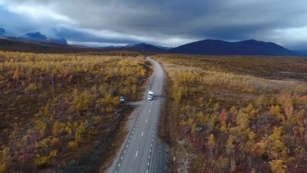 50fps drone footgage Car Camping Caravan guida strada lago Svedese Lapponia Sunny autunno colori Abisko National Park Svezia — Video Stock