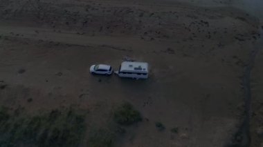 50 fps hava günbatımı çifti köpeğiyle birlikte Melby sahilinde karavan kampında, İsveç okyanus kıyısında.