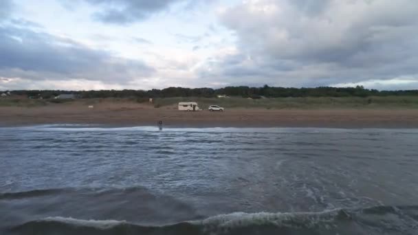 50fps antenn Solnedgång Par med hund på utomhus semester husvagn camping husbil på Melby strand, Sverige vid havet — Stockvideo