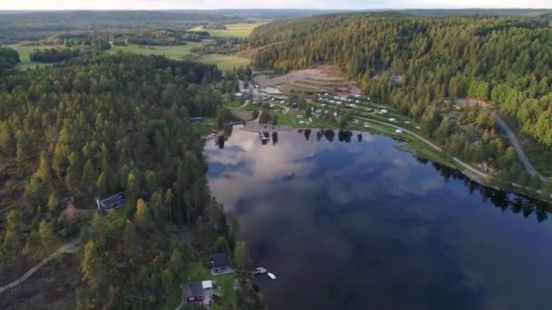 50fps riprese aeree campeggio campeggio roulotte sul lago Ragnerudssjoen in Dalsland Svezia bella pinetree foresta naturale — Video Stock