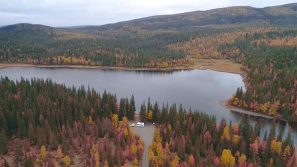 50fps vista aérea camping caravana perto de rio outono paisagem ao longo Ammarnas National Park na Lapônia Suécia — Vídeo de Stock