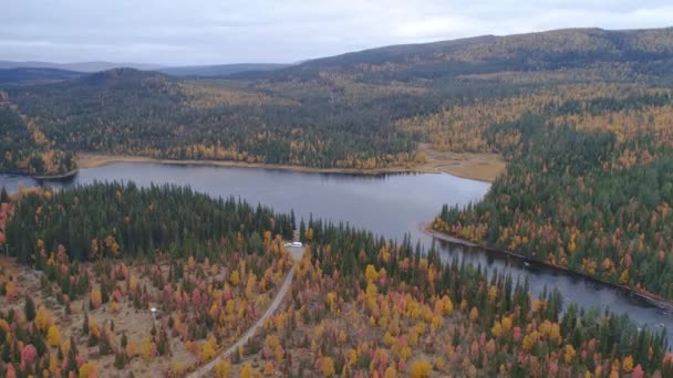 İsveç 'teki Ammarnas Ulusal Parkı boyunca nehir sonbahar manzarası yakınında 50 fps hava manzaralı kamp karavanı. — Stok video