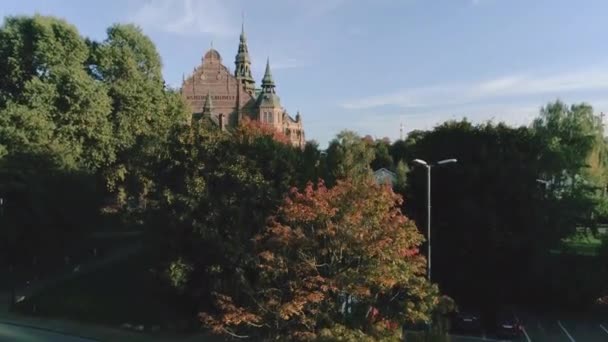 İsveç 'in başkenti Stockholm' de bulunan Curgarden adasında bulunan Northern Museum 'a 50 fps hava manzaralı bina — Stok video