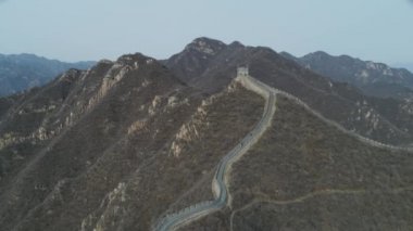 Drohne sisli gökyüzünde büyük duvarın üzerinden uçuyor. Çin Seddi 'nin havadan görünüşü inanılmaz.