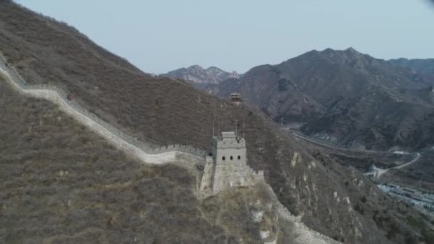 Drohne Flying over the great wall at mist smog sky. Aerial view of China great wall Amazing — 图库视频影像