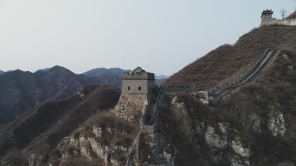 ドロネ霧のスモッグの空に大きな壁を飛び越える。中国の万里の長城の空中ビュー素晴らしい — ストック動画