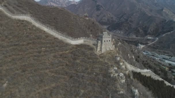 Drohne Flying over the great wall at mist smog sky. Aerial view of China great wall Amazing — 图库视频影像