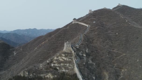 ドロネ霧のスモッグの空に大きな壁を飛び越える。中国の万里の長城の空中ビュー素晴らしい — ストック動画