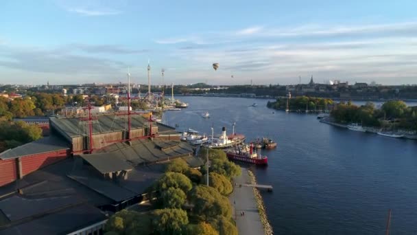 Panorama van Stockholm stad op een zonnige dag - pretpark Grona Lund, Djurgarden en Stockholms inlopp — Stockvideo