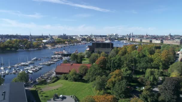 Panorama van Stockholm stad op een zonnige dag - pretpark Grona Lund, Djurgarden en Stockholms inlopp — Stockvideo
