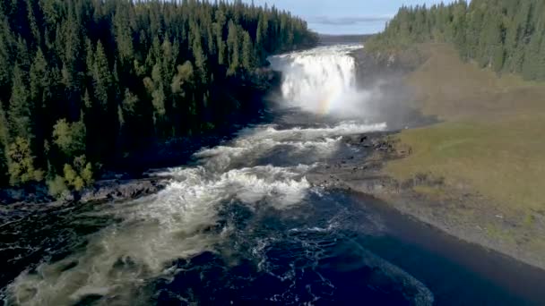 50fps luchtfoto drone Zomer beroemde waterval Tannforsen Noord-Zweden regenbogen in de mist snel stromende watervallen water — Stockvideo