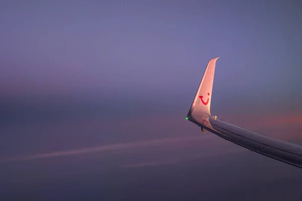 フランクフルトドイツ18.11.19空の翼で飛行機のTUI空気翼青い空の雲 — ストック写真