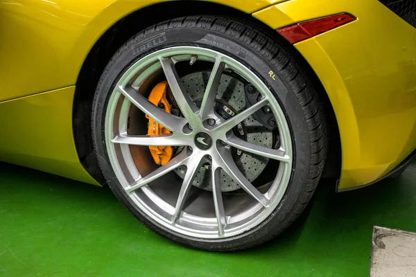 06.09.2018 Aluminum Wheel brakes of McLaren 720S spider hypercar super sportscar blank number plate — Stockfoto