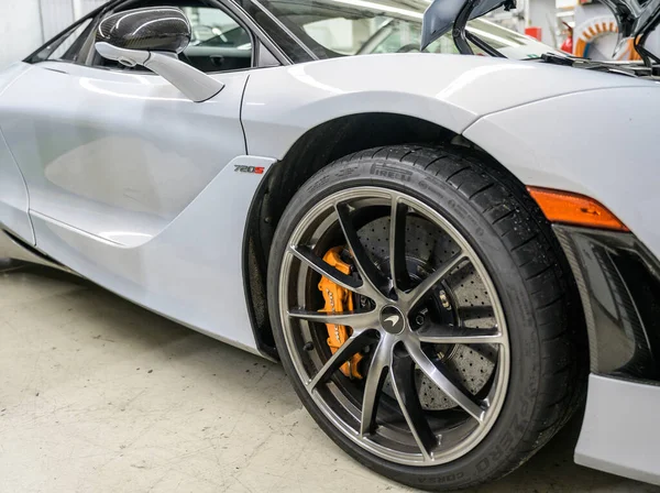 06.09.2018 Frenos de rueda de aluminio de McLaren 720S spider hypercar super sportscar blank number plate — Foto de Stock
