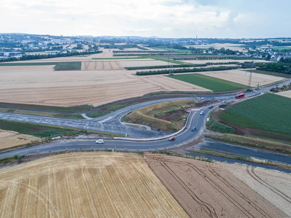 Fotografia aerea della croce stradale in costruzione. costruzione di una nuova area di collegamento stradale Punto di vista dall'alto — Foto Stock