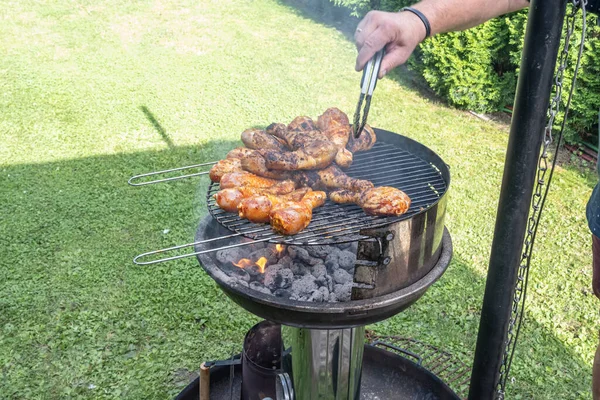 Koken barbecue kippenvleugels kolen op grill gloeiende kolen bbq in de tuin — Stockfoto