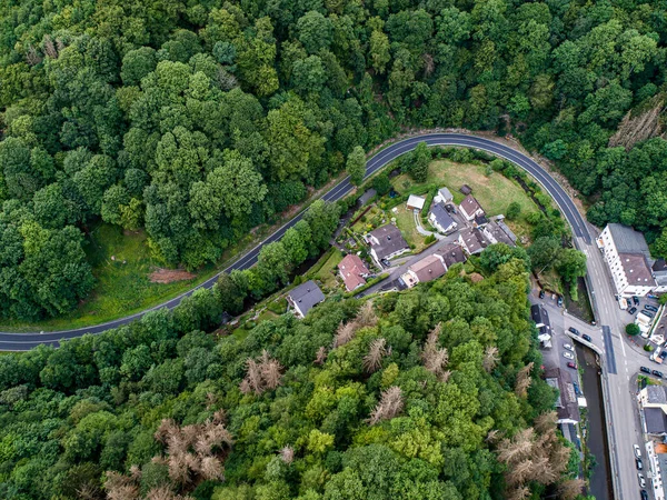 Serpentina de estrada sinuosa de uma passagem alta na aldeia de rinoceronte Isenburg perto de Bendorf Sayn Alemanha Vista aérea — Fotografia de Stock