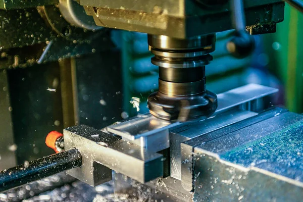 Промисловий процес різання металу фрезерним верстатом з ЧПУ — стокове фото