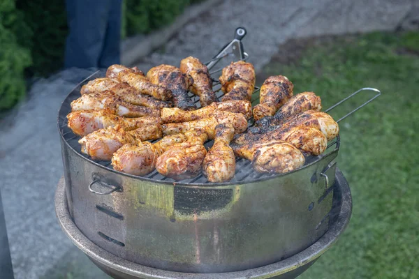 Koken barbecue kippenvleugels kolen op grill gloeiende kolen bbq in de tuin — Stockfoto