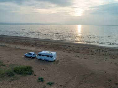 Karavan Kamp Günbatımı Melbystrand yakınlarındaki güzel kumsal kumsalları Laholm İsveç açıkhava yaşam tarzı.