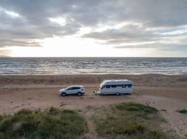 Karavan Campig Günbatımı Melbystrand yakınlarındaki güzel kumsal kumsalları Laholm İsveç açıkhava yaşam tarzı.