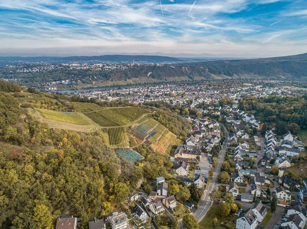 空中风景著名的德国葡萄酒产区摩泽尔河畔和盖尔村秋天的色彩 — 图库照片