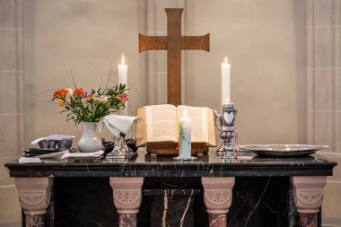Tapınakta mum yakan iç dekorasyon. Hristiyanlık. Bebek vaftiz töreni.