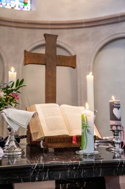 Tapınakta mum yakan iç dekorasyon. Hristiyanlık. Bebek vaftiz töreni.