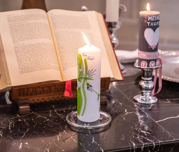 Εορταστική Εσωτερική Διακόσμηση Αναμμένα Κεριά Στο Ναό Εκκλησία Χριστιανισμός Τελετή — Φωτογραφία Αρχείου