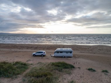 Karavan Campig Günbatımı Melbystrand yakınlarındaki güzel kumsal kumsalları Laholm İsveç açıkhava yaşam tarzı.