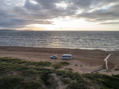 Karavan Campig Günbatımı Melbystrand yakınlarındaki güzel kumsal kumsalları Laholm İsveç açıkhava yaşam tarzı.