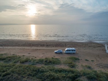 Karavan Campig Günbatımı Melbystrand yakınlarındaki güzel kumsal kumsalları Laholm İsveç açıkhava yaşam tarzı.