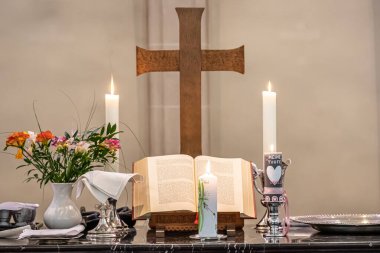 Tapınakta mum yakan iç dekorasyon. Hristiyanlık. Bebek vaftiz töreni.