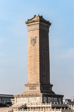 Pekin, Çin - 17 Ocak 2020: Tiananmen Meydanı 'ndaki Halk Kahramanları Anıtı, 19. ve 20. yüzyıllarda devrimcilerin şehitleri için Çin' in ulusal bir anıtı olarak dikildi.