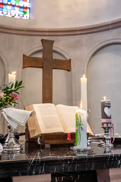 Festlig Inredning Med Brinnande Ljus Templet Kyrkan Kristendom Ceremonin Spädbarn — Stockfoto