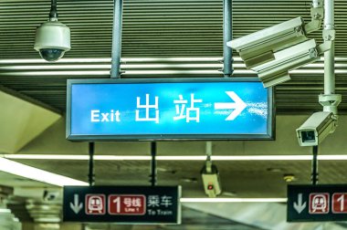 BEIJING Çin 23.02.2019 Tren İstasyonu çıkışı Metro hız trenleri ve güvenlik kameraları.