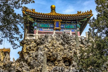 Yasak şehir Pekin 'in imparatorluk bahçesindeki yapay duvarın mimarisi. Eski Çin binaları ve sarayları.