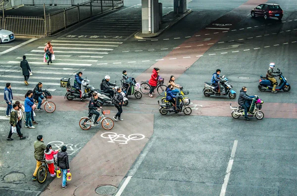 Пекин Китай 2019 Пешеходы Скутер Велосипедисты Пересекающие Пересечение Улицы Пекин — стоковое фото
