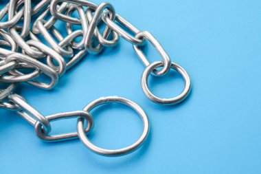 Mavi arkaplanda kilitlenmiş zincir