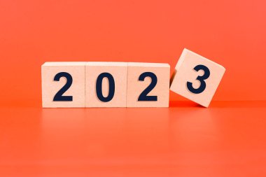 Yeni yılın gelişi ahşap bloklara yazılmış 2023 yılı metni