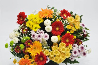 jarro de rosas coloridas - rosas de core vibrantes