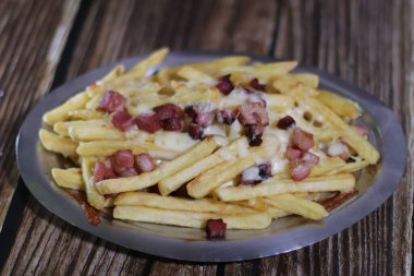 Salata, biftek ve patates kızartması.