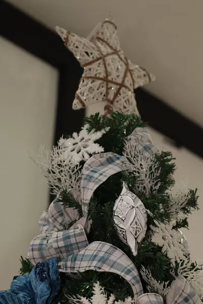 Weihnachtsbaum Mit Schöner Dekoration — Stockfoto