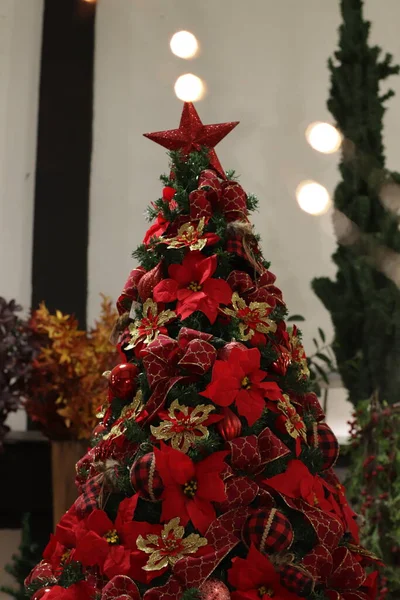 Weihnachtsbaum Mit Schöner Dekoration — Stockfoto