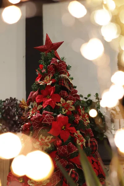Árvore Natal Com Belas Decorações — Fotografia de Stock