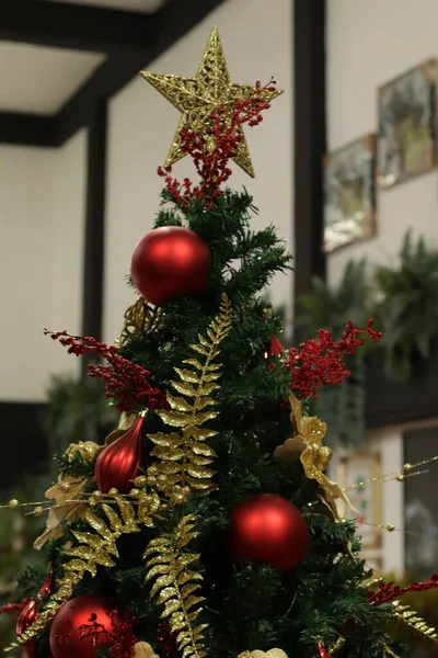 Weihnachtsbaum Mit Schöner Dekoration — Stockfoto